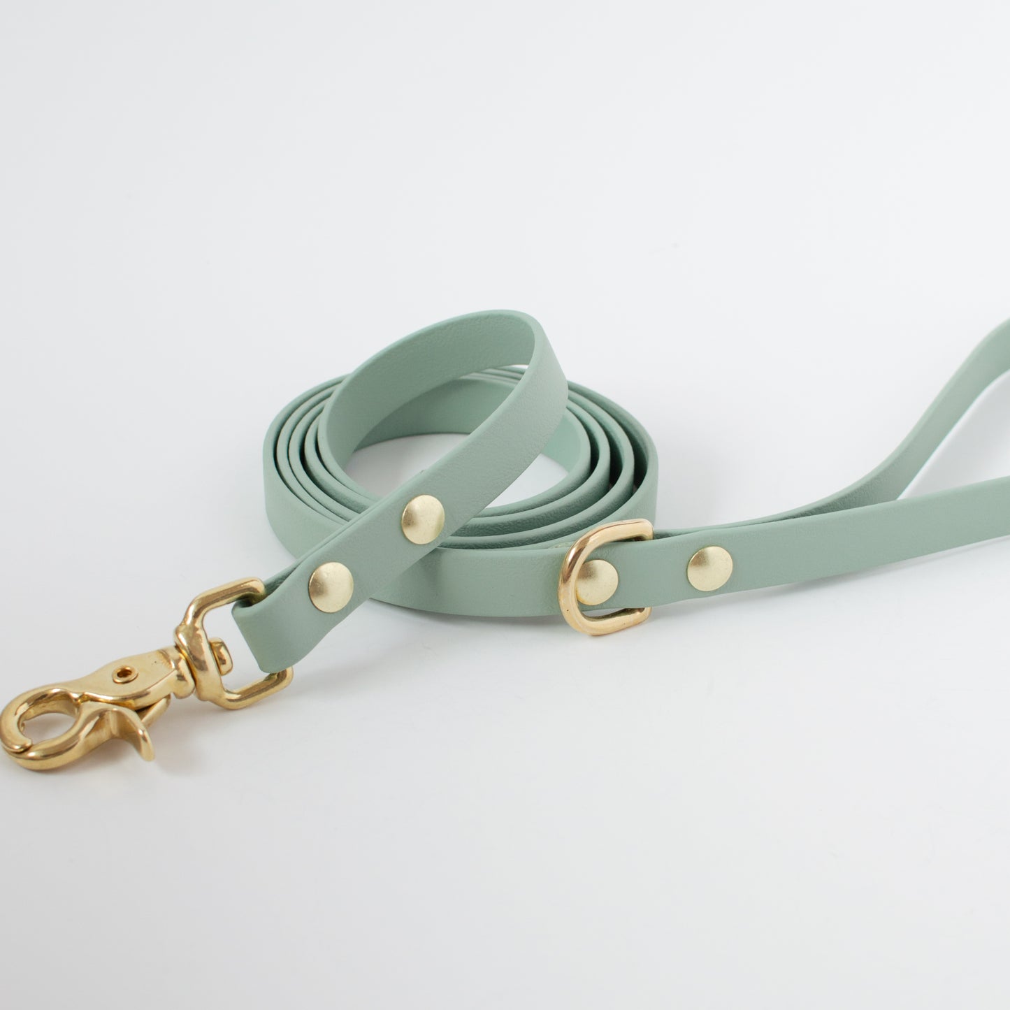 Wanderlust Pup Co. biothane dog leash is waterproof, odour-resistant, and ready for a walk in the city, hike in the woods, or a day at the beach. Made of Biothane with solid brass hardware. Handmade British Columbia, Canada