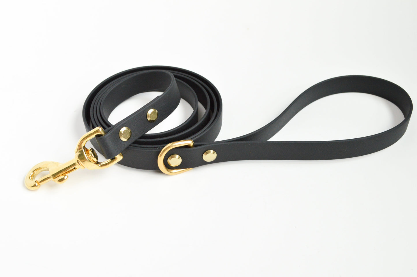 Wanderlust Pup Co. biothane dog leash is waterproof, odour-resistant, and ready for a walk in the city, hike in the woods, or a day at the beach. Made of Biothane with solid brass hardware. Handmade British Columbia, Canada