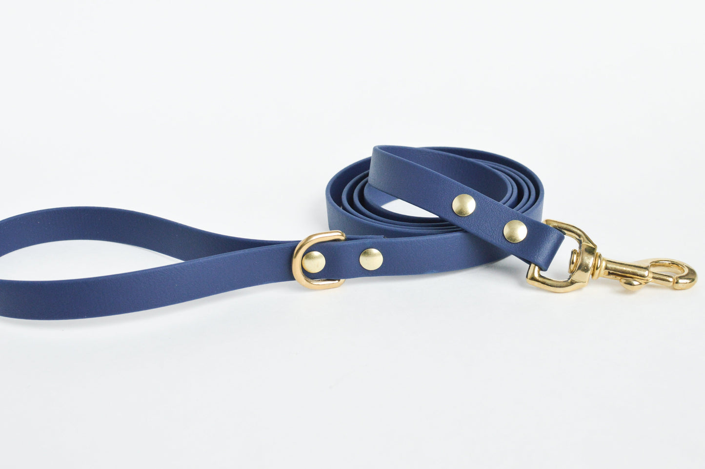 Wanderlust Pup Co. biothane dog leash is waterproof, odour-resistant, and ready for a walk in the city, hike in the woods, or a day at the beach. Made of Biothane with solid brass hardware. Handmade British Columbia, Canada