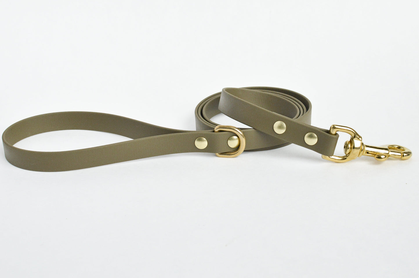Wanderlust Pup Co. biothane dog leash is waterproof, odour-resistant, and ready for a walk in the city, hike in the woods, or a day at the beach. Made of Biothane with solid brass hardware. Handmade British Columbia, Canada