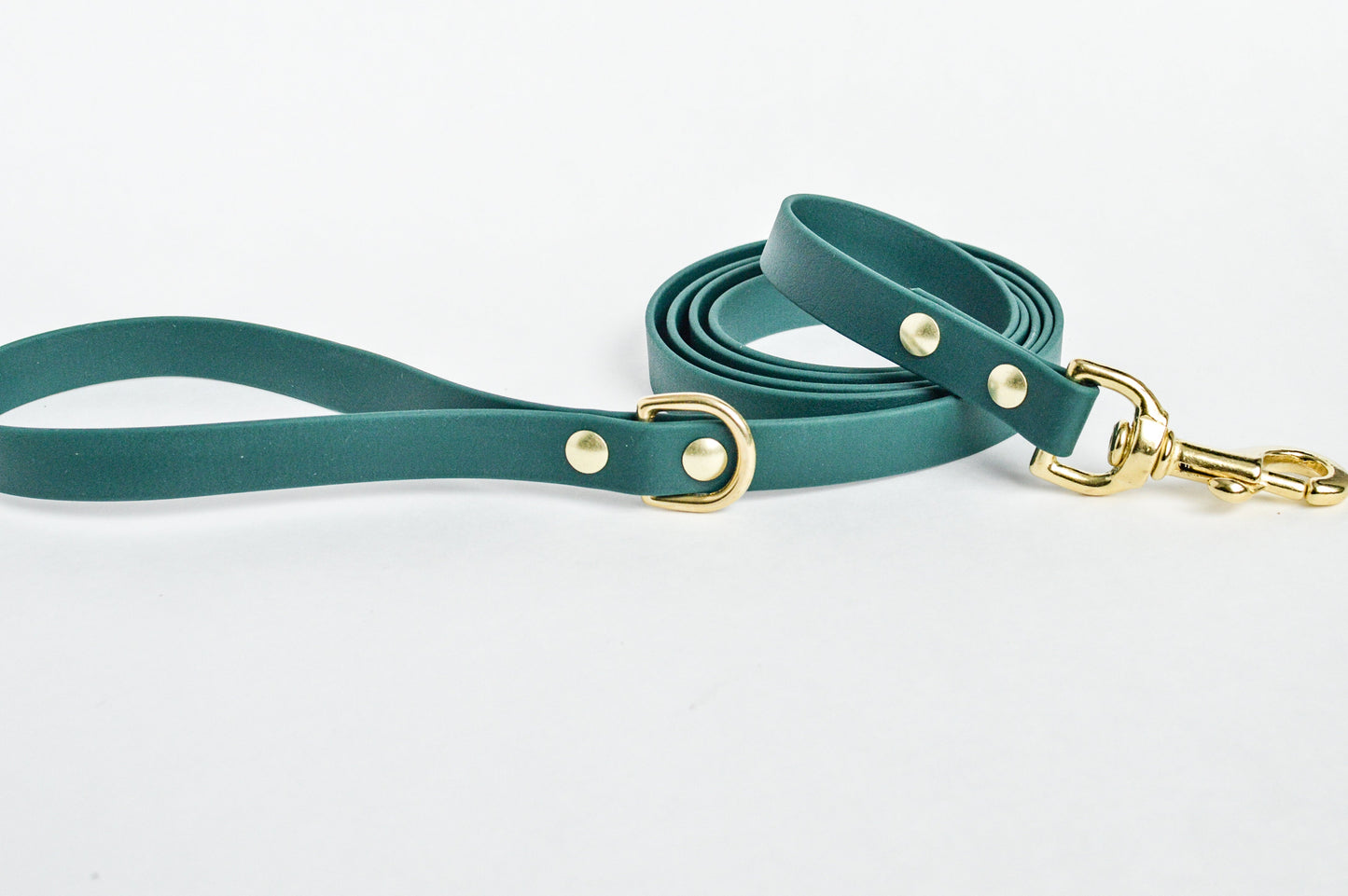 Wanderlust Pup Co. biothane dog leash is waterproof, odour-resistant, and ready for a walk in the city, hike in the woods, or a day at the beach. Made of Biothane with solid brass hardware. Handmade British Columbia, Canada